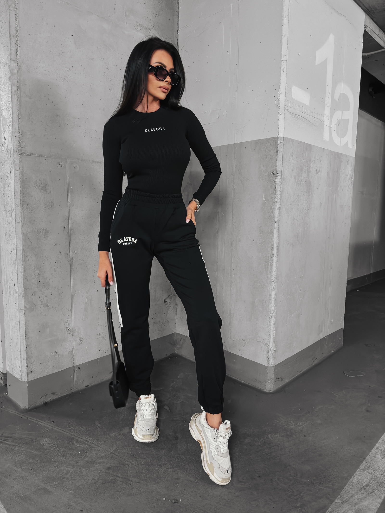 -WYPRZEDANE-Bluzka basicowa prążkowana Barma Ola Voga czarna