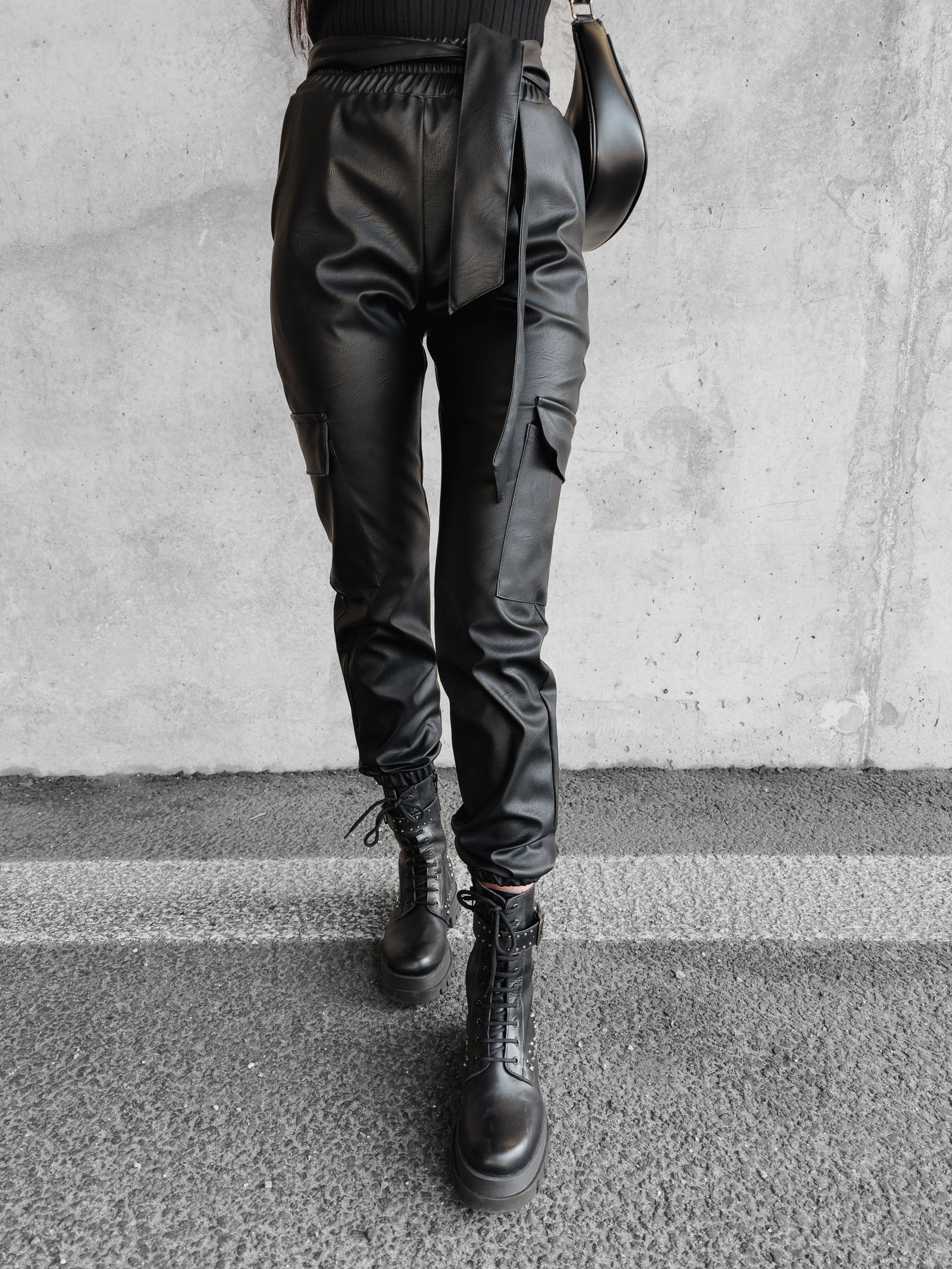 Spodnie z ekoskóry z wiązaniem Alta Ola Voga czarne