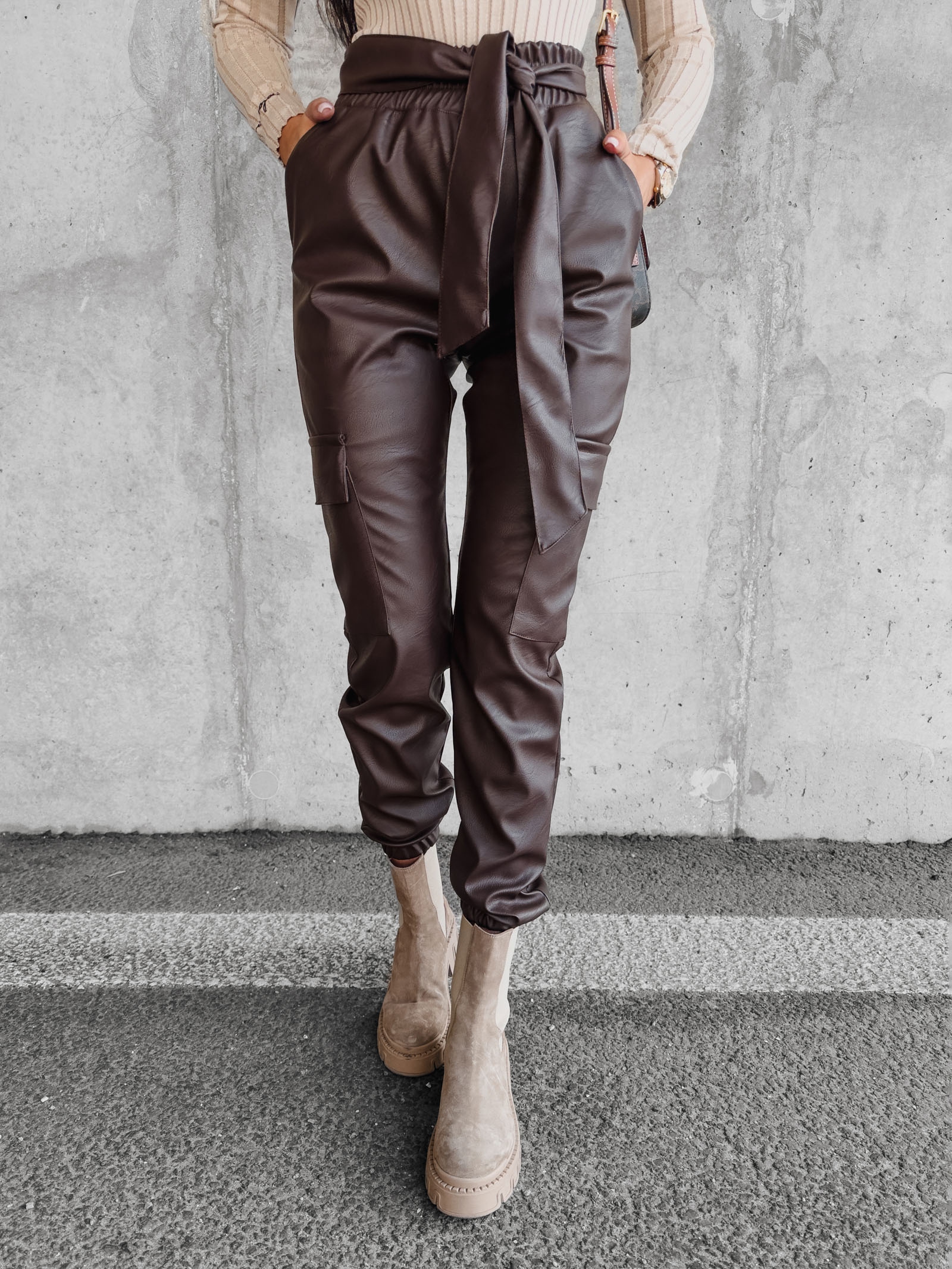 Spodnie z ekoskóry z wiązaniem Alta Ola Voga brązowe