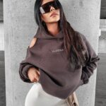 Bluza z wycięciem i nadrukiem Forta Ola Voga brązowa