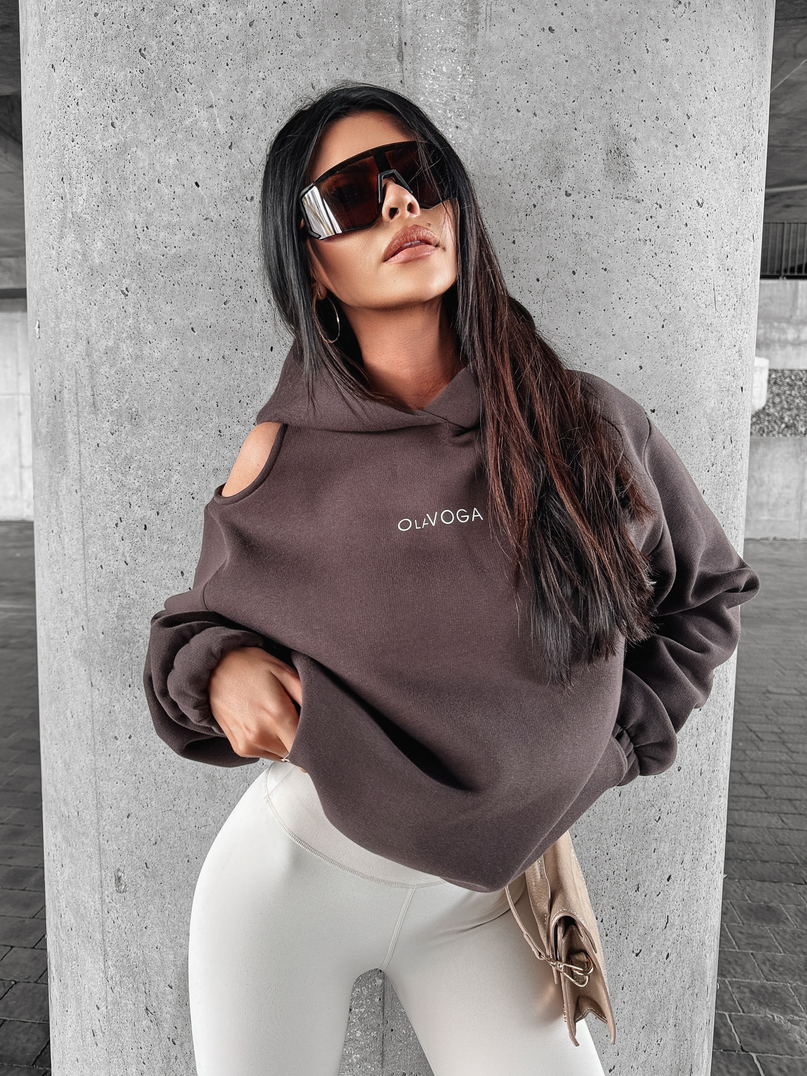 Bluza z wycięciem i nadrukiem Forta Ola Voga brązowa Bluza z wycięciem i nadrukiem Forta Ola Voga brązowa