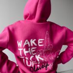 Bluza kangurka z nadrukiem Mal Ola Voga różowa