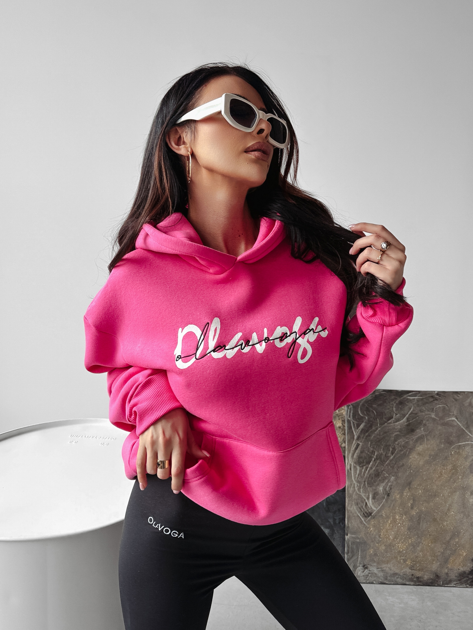 Bluza kangurka z nadrukiem Mal Ola Voga różowa