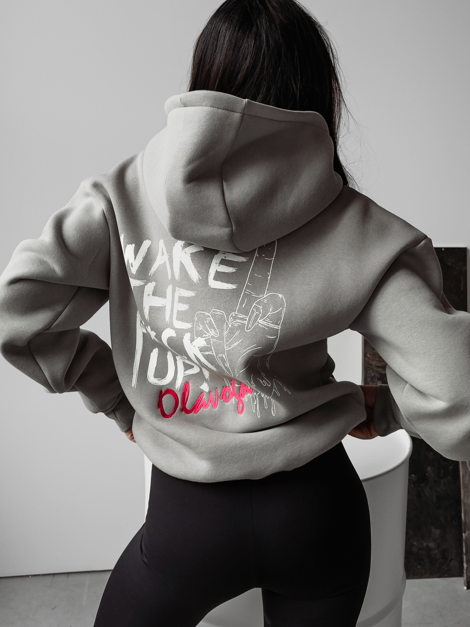 Bluza kangurka z nadrukiem Mal Ola Voga szara