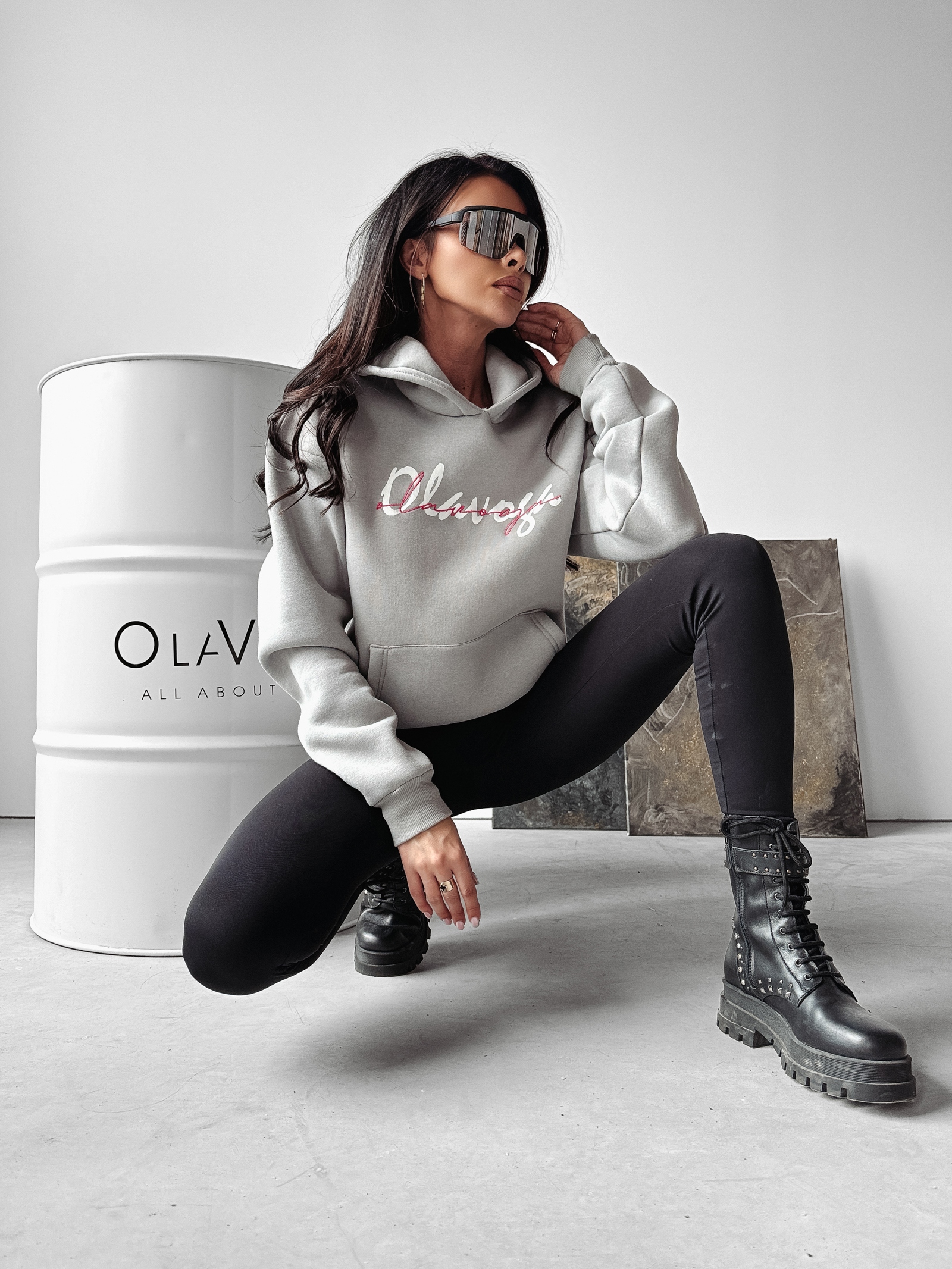 Bluza kangurka z nadrukiem Mal Ola Voga szara Bluza kangurka z nadrukiem Mal Ola Voga szara