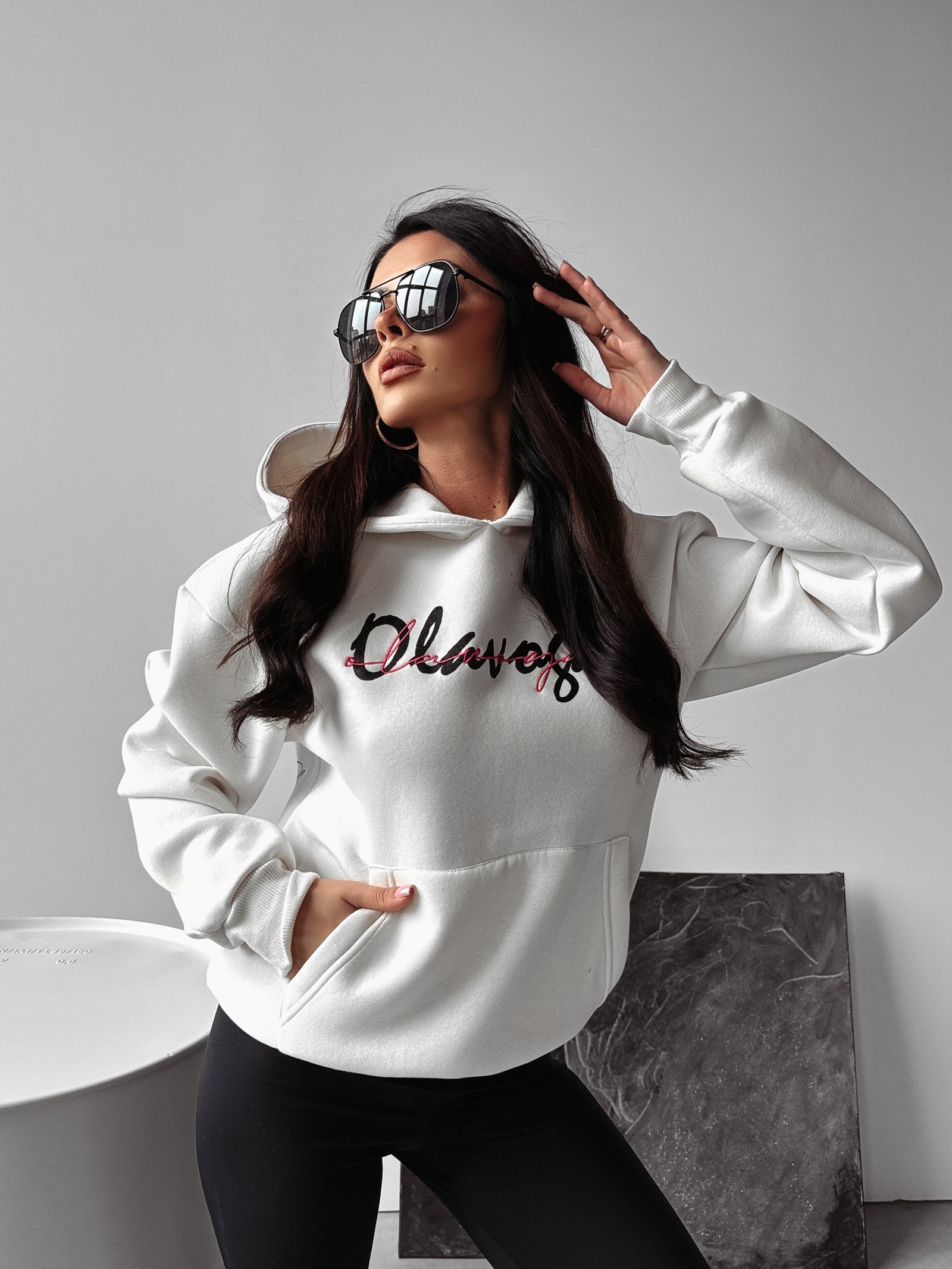 Bluza kangurka z nadrukiem Mal Ola Voga ecru Bluza kangurka z nadrukiem Mal Ola Voga ecru