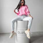 Sweter oversize logowany Yukio Ola Voga pudrowy