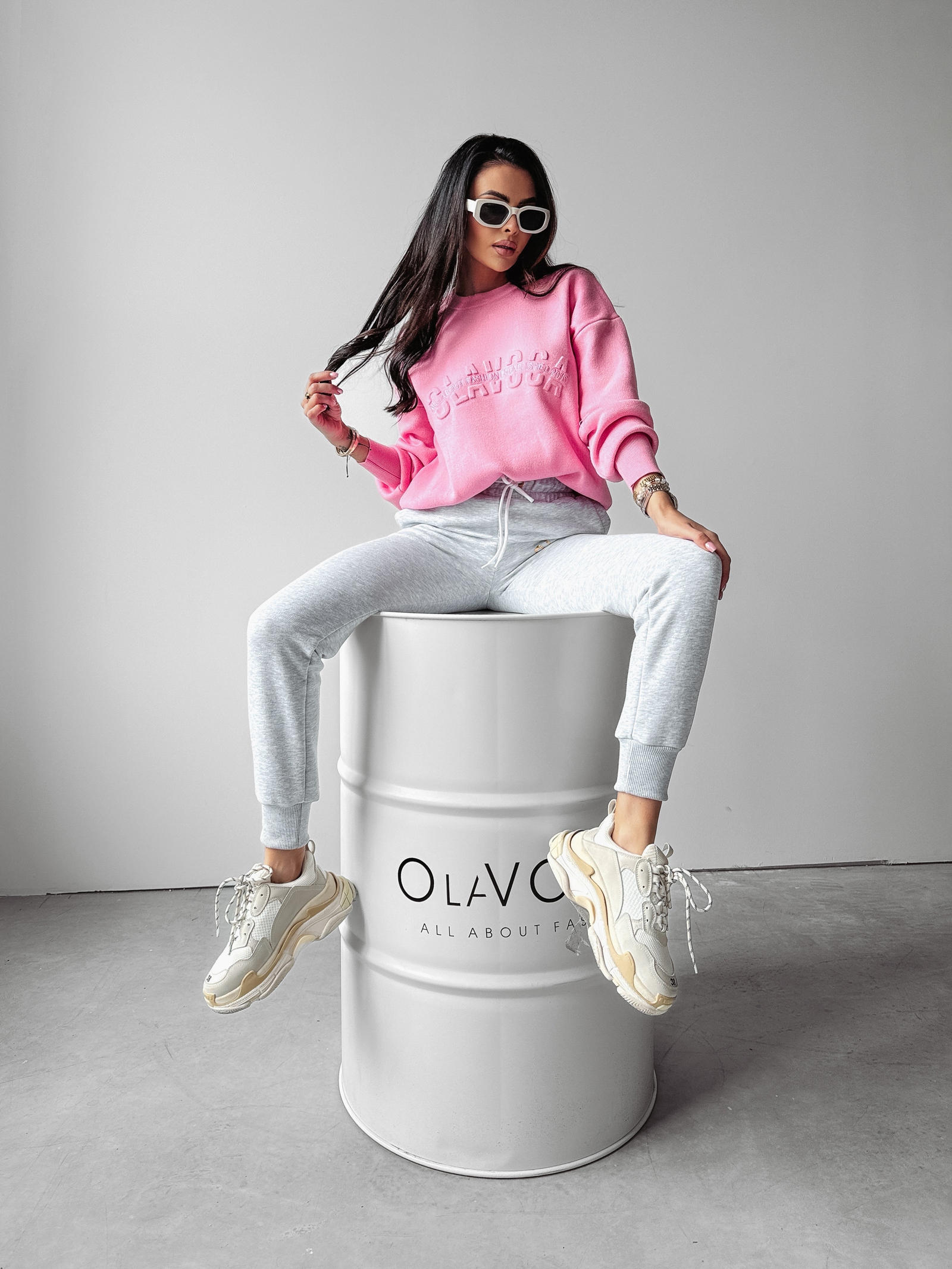 Sweter oversize logowany Yukio Ola Voga pudrowy