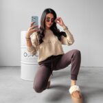 Sweter oversize logowany Yukio Ola Voga beżowy