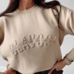 Sweter oversize logowany Yukio Ola Voga beżowy