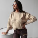 Sweter oversize logowany Yukio Ola Voga beżowy