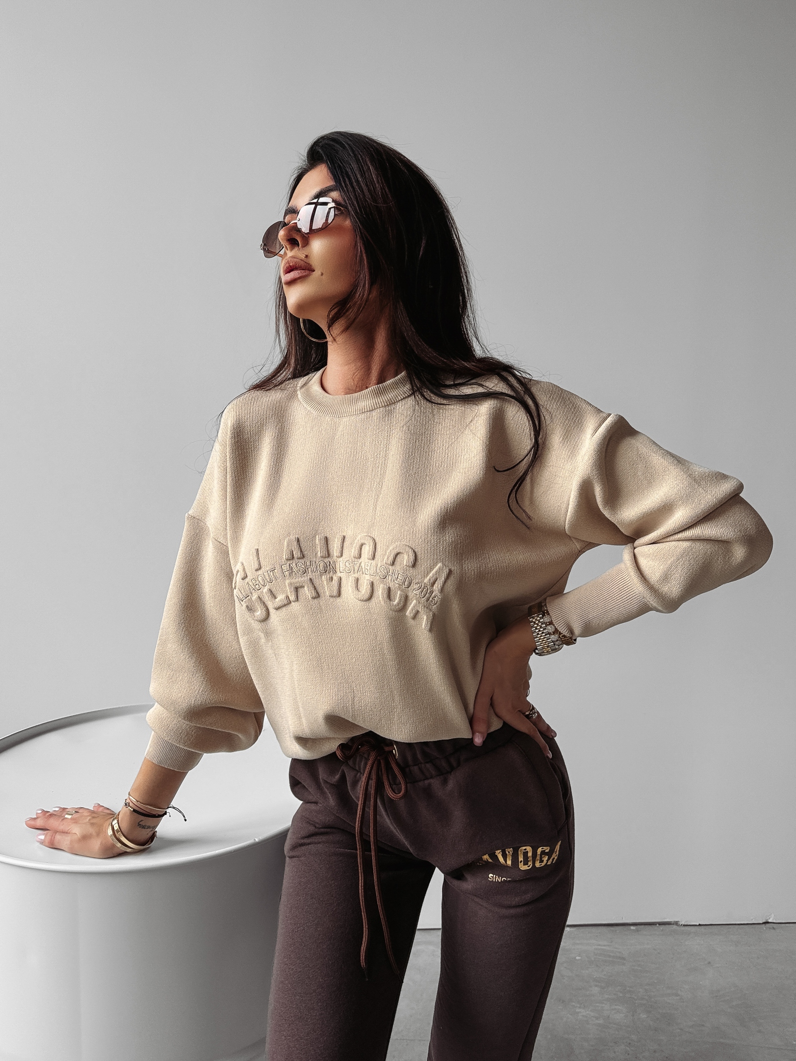 Sweter oversize logowany Yukio Ola Voga beżowy