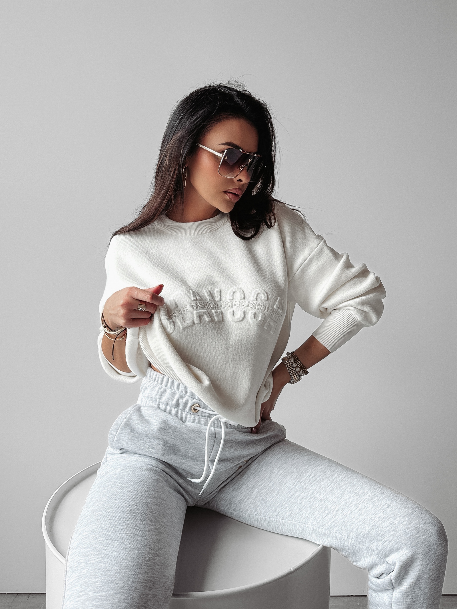 Sweter oversize logowany Yukio Ola Voga ecru