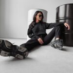 Sweter oversize logowany Yukio Ola Voga czarny