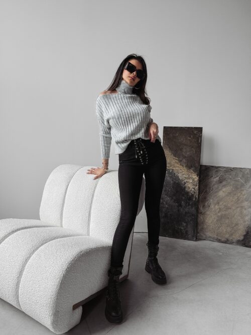 Sweter dzianinowy z wycięciem ASHLEY OLAVOGA szary