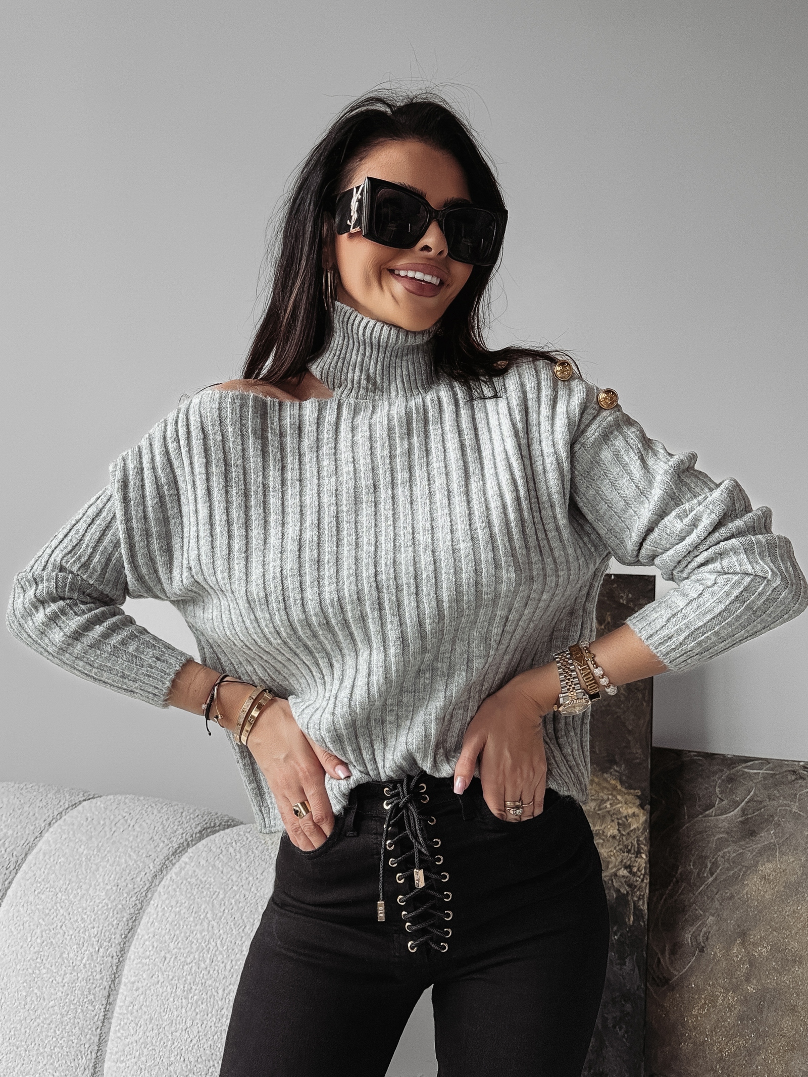 Sweter dzianinowy z wycięciem ASHLEY OLAVOGA szary