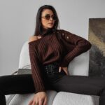 Sweter dzianinowy z wycięciem ASHLEY OLAVOGA czekoladowy