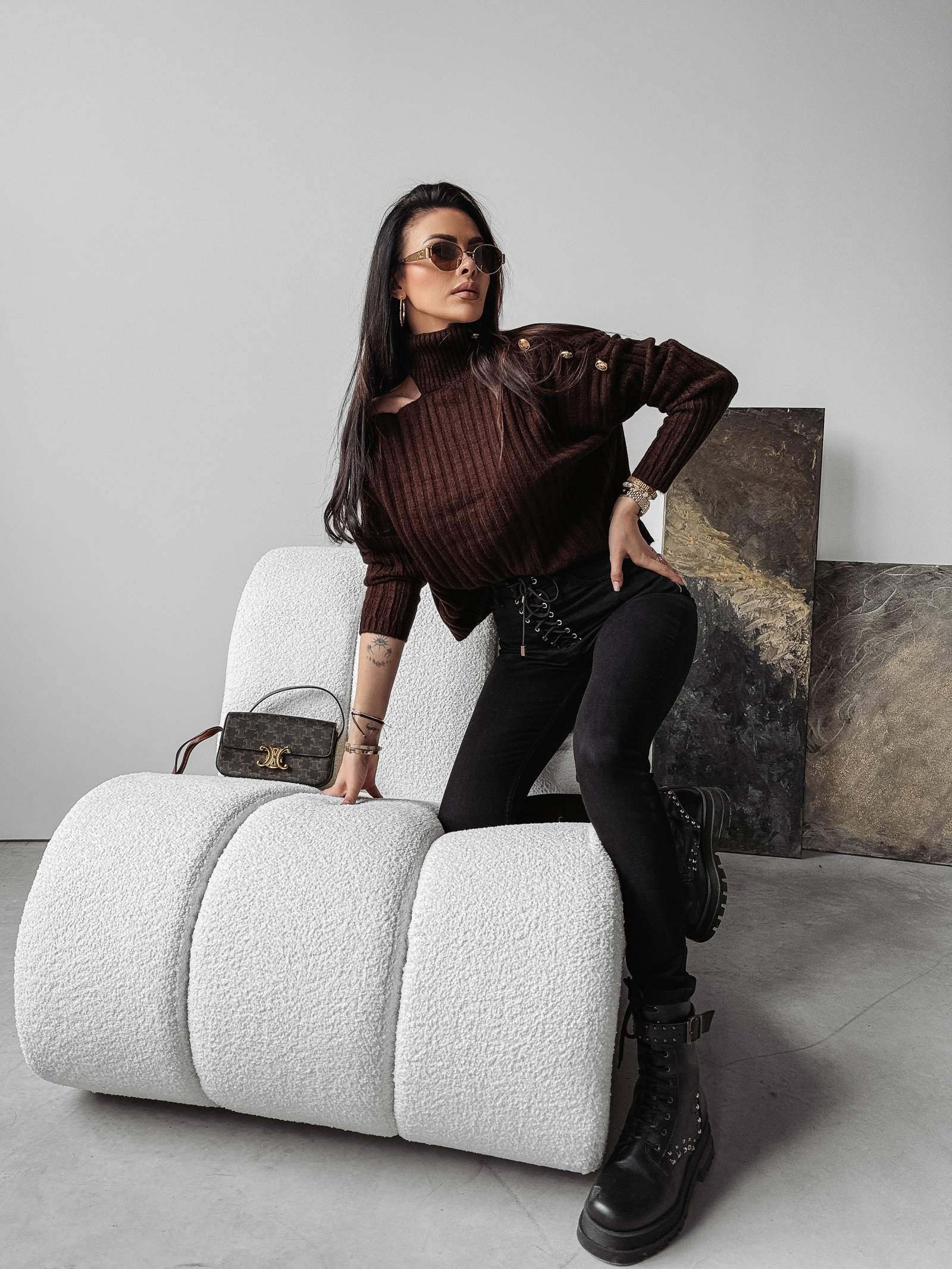 Sweter dzianinowy z wycięciem ASHLEY OLAVOGA czekoladowy