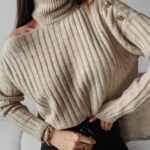 Sweter dzianinowy z wycięciem Ashley Ola Voga beżowy