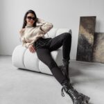 Sweter dzianinowy z wycięciem Ashley Ola Voga beżowy