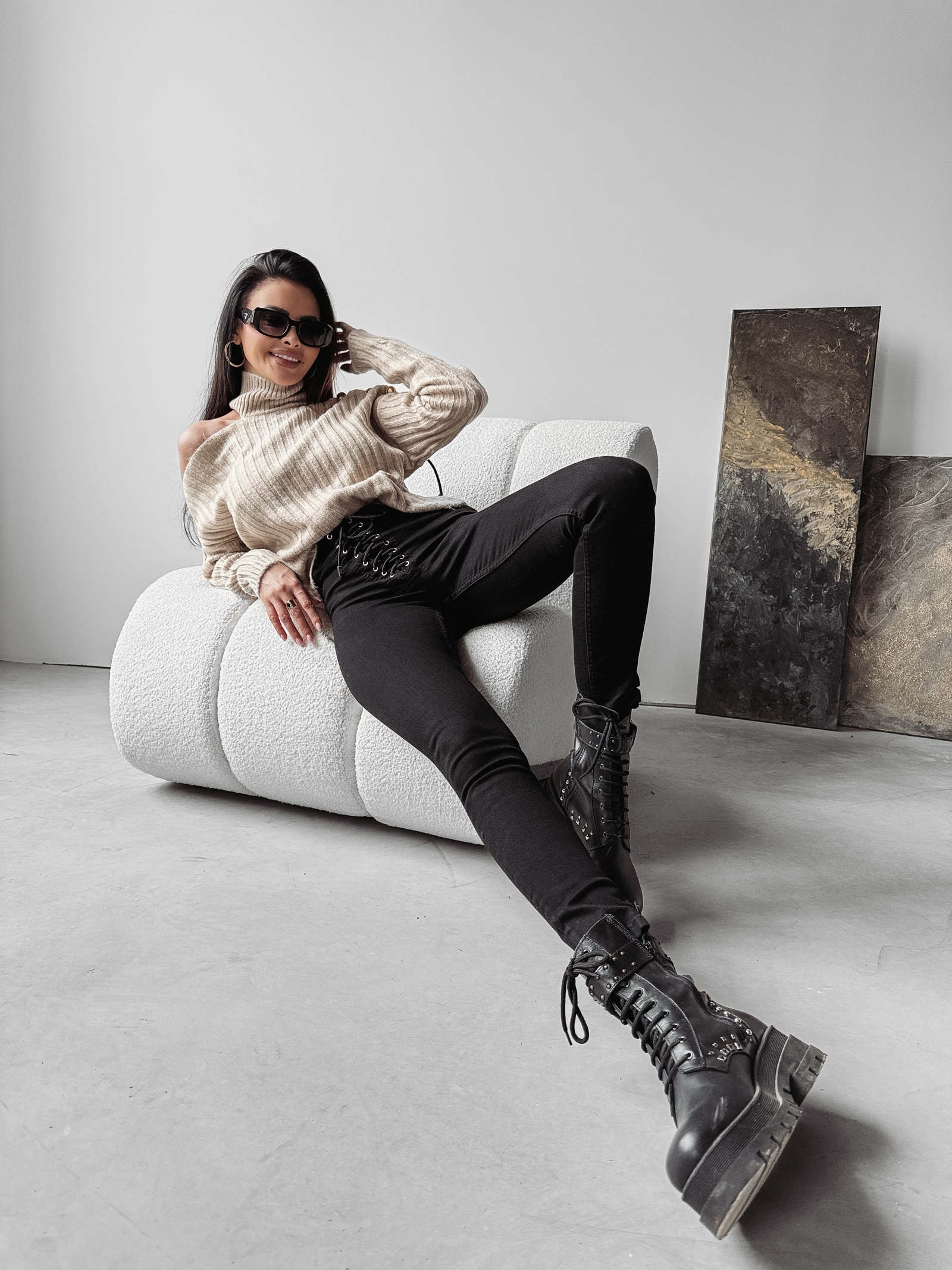 Sweter dzianinowy z wycięciem Ashley Ola Voga beżowy