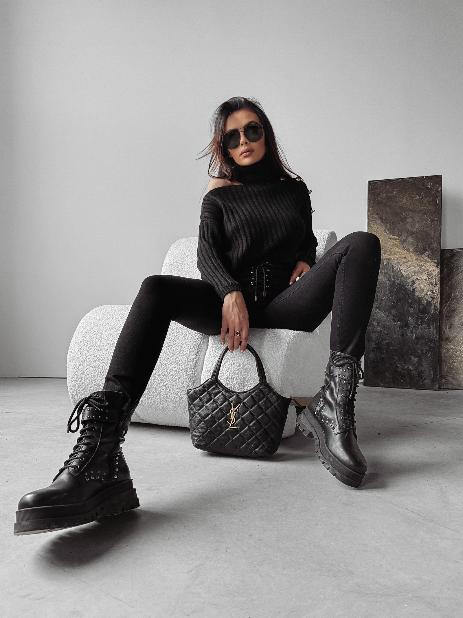 Sweter dzianinowy z wycięciem Ashley Ola Voga czarny