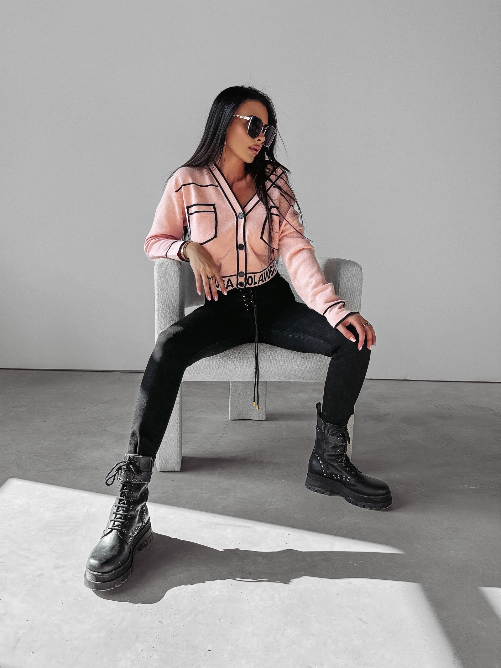 Sweter rozpinany z lamówkami Cleo Ola Voga pudrowy Sweter rozpinany z lamówkami Cleo Ola Voga pudrowy