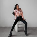 Sweter rozpinany z lamówkami Cleo Ola Voga pudrowy