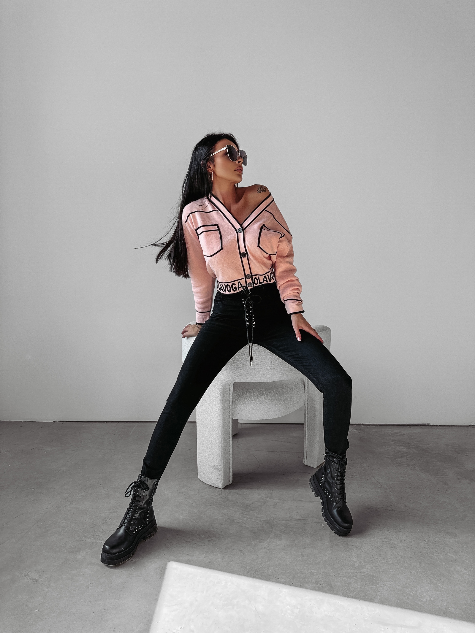 Sweter rozpinany z lamówkami Cleo Ola Voga pudrowy Sweter rozpinany z lamówkami Cleo Ola Voga pudrowy