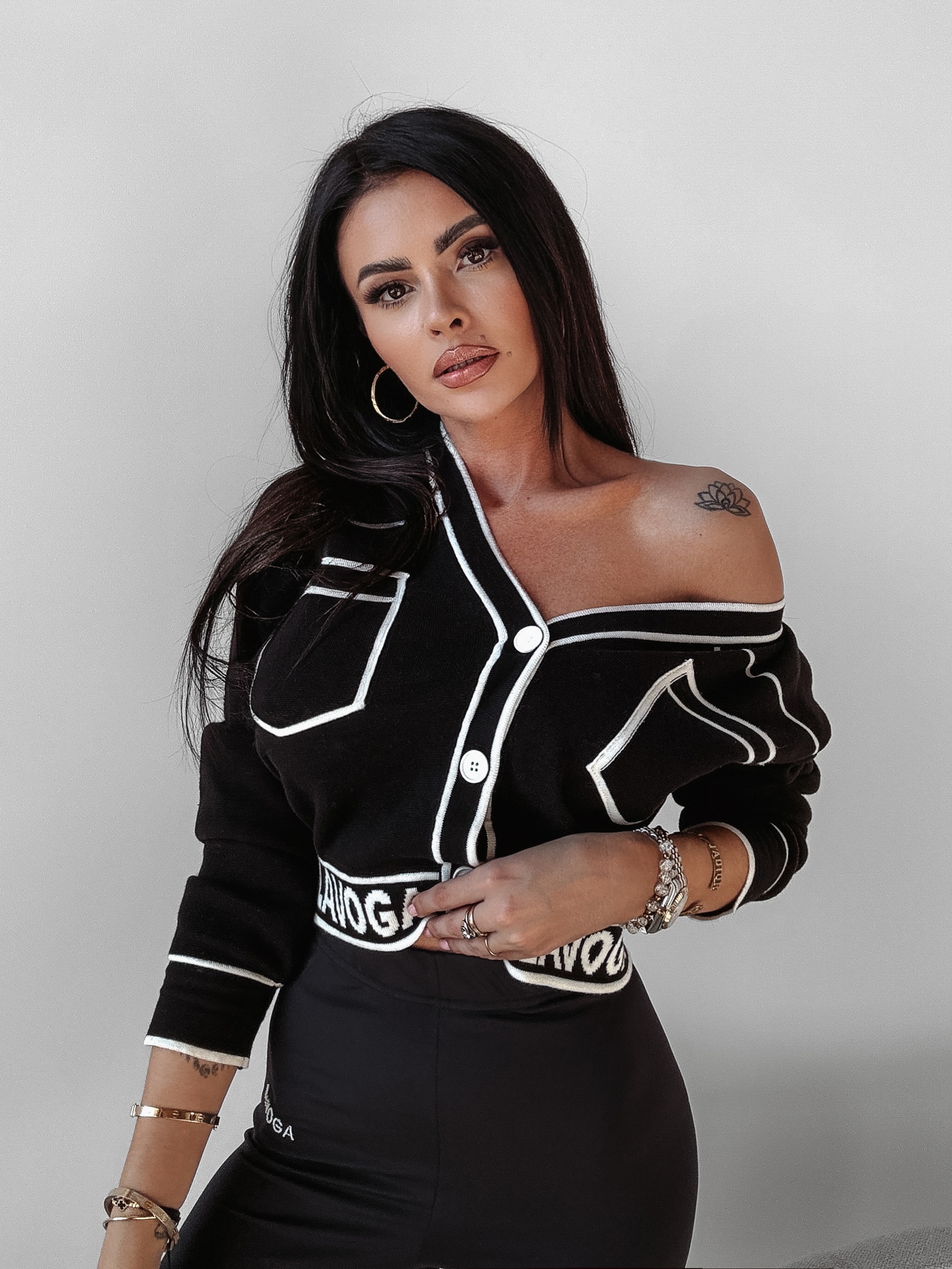 Sweter rozpinany z lamówkami Cleo Ola Voga czarny