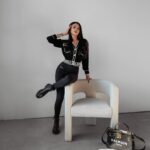 Sweter rozpinany z lamówkami Cleo Ola Voga czarny