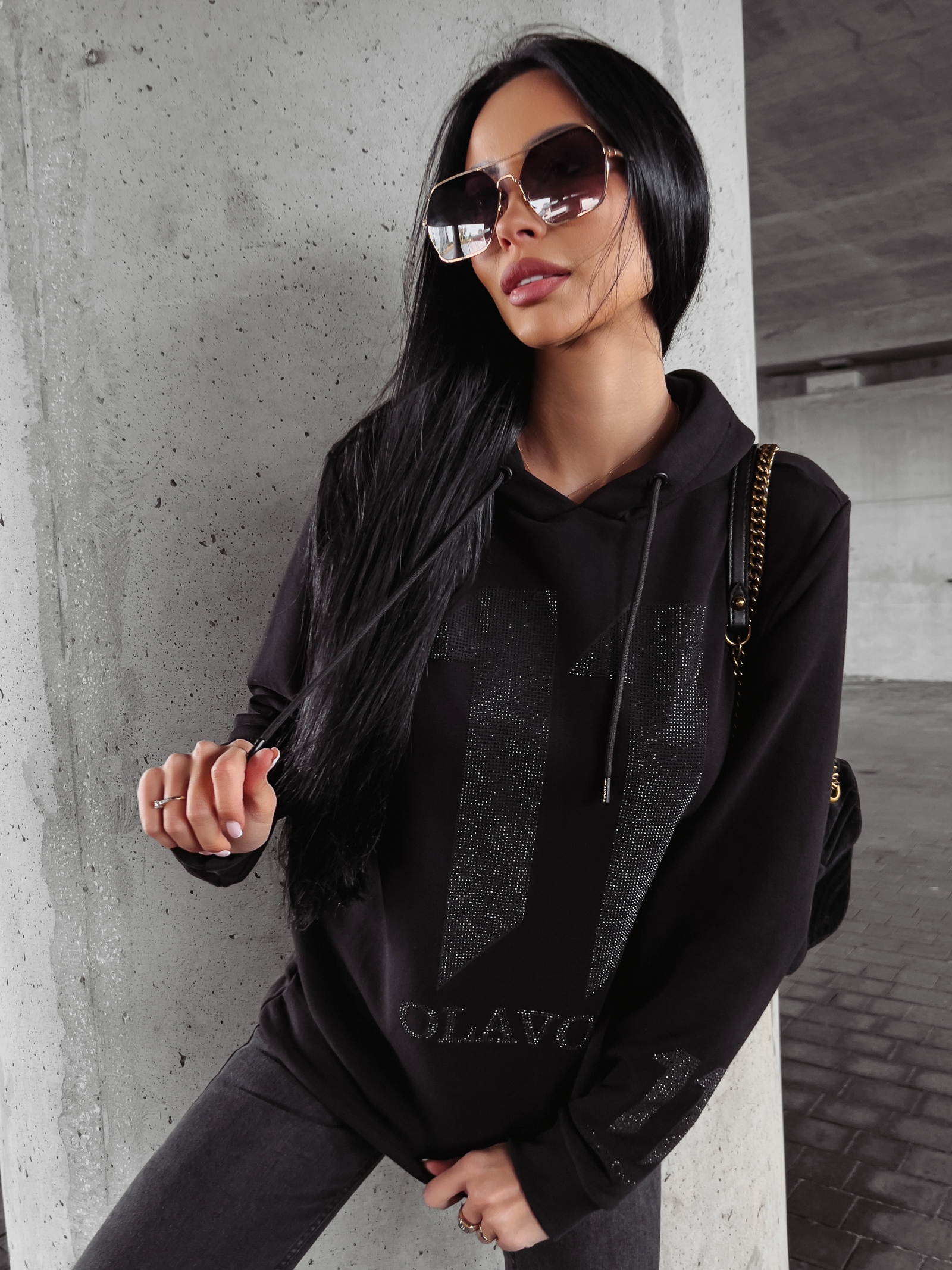 Bluza damska cekinowa aplikacja Nukus Ola Voga czarna Bluza damska cekinowa aplikacja Nukus Ola Voga czarna