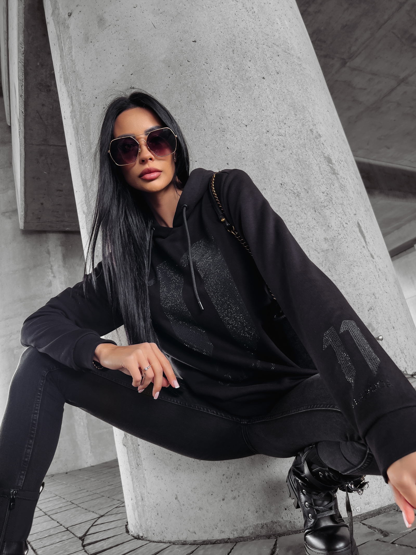 Bluza damska cekinowa aplikacja Nukus Ola Voga czarna