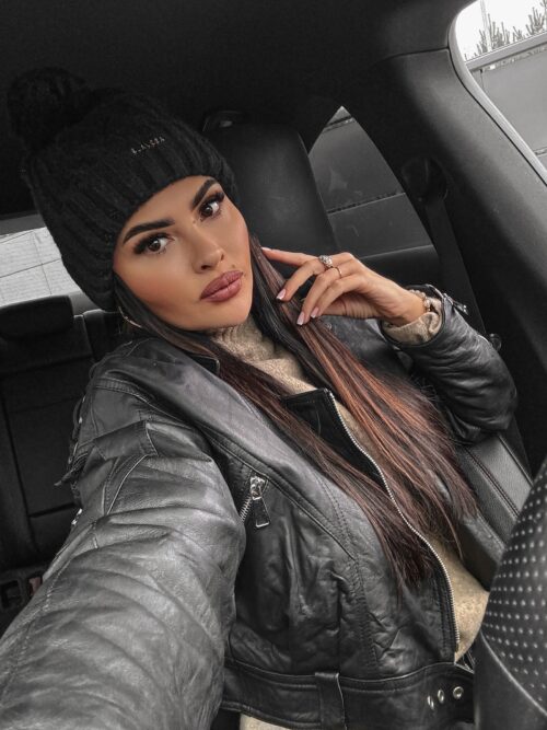 Czapka damska sweterkowa z pomponem Foggia Ola Voga czarna