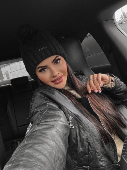 Czapka damska sweterkowa z pomponem Foggia Ola Voga czarna