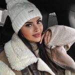 Czapka damska sweterkowa z pomponem Foggia Ola Voga ecru