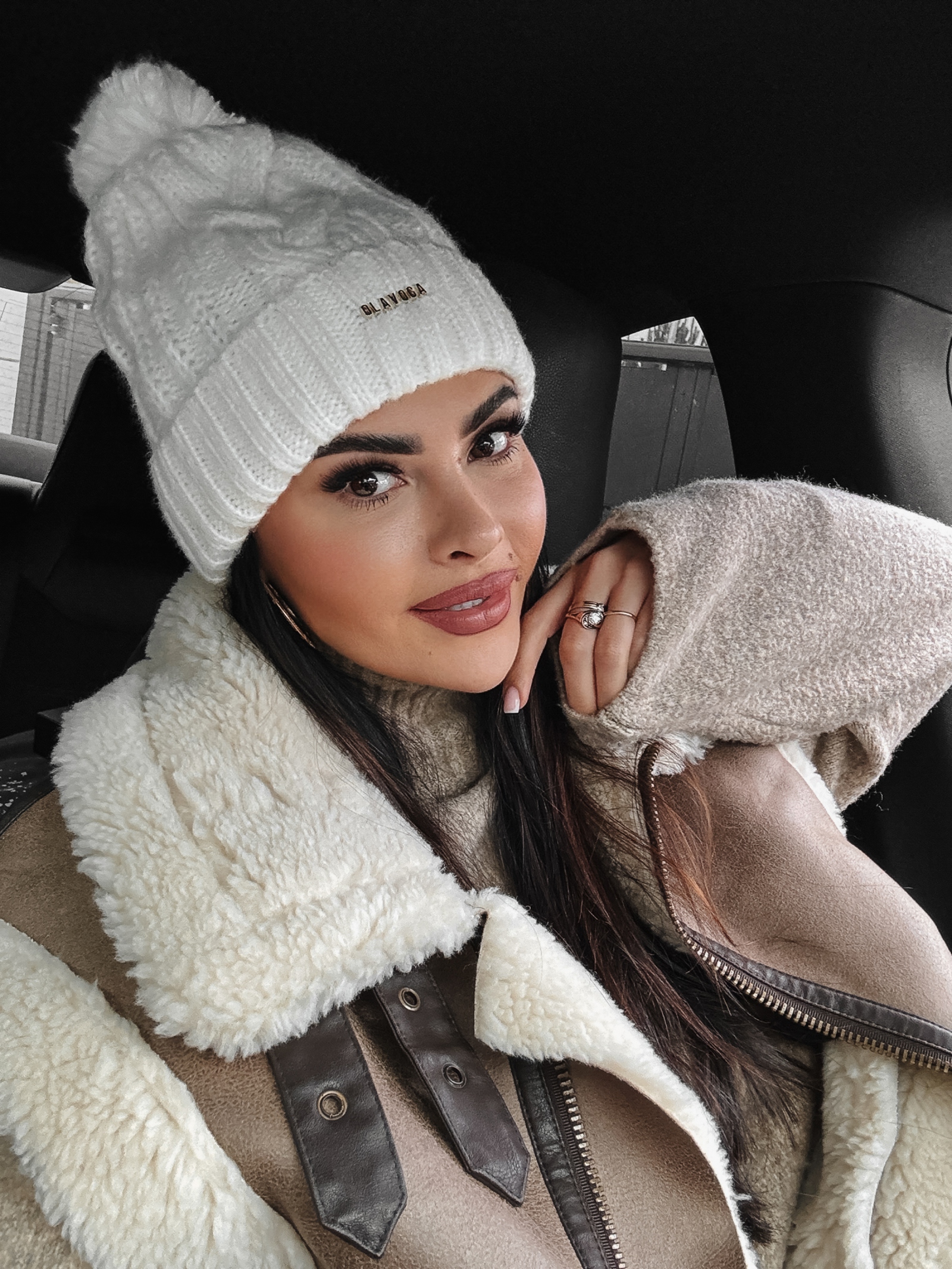 Czapka damska sweterkowa z pomponem Foggia Ola Voga ecru