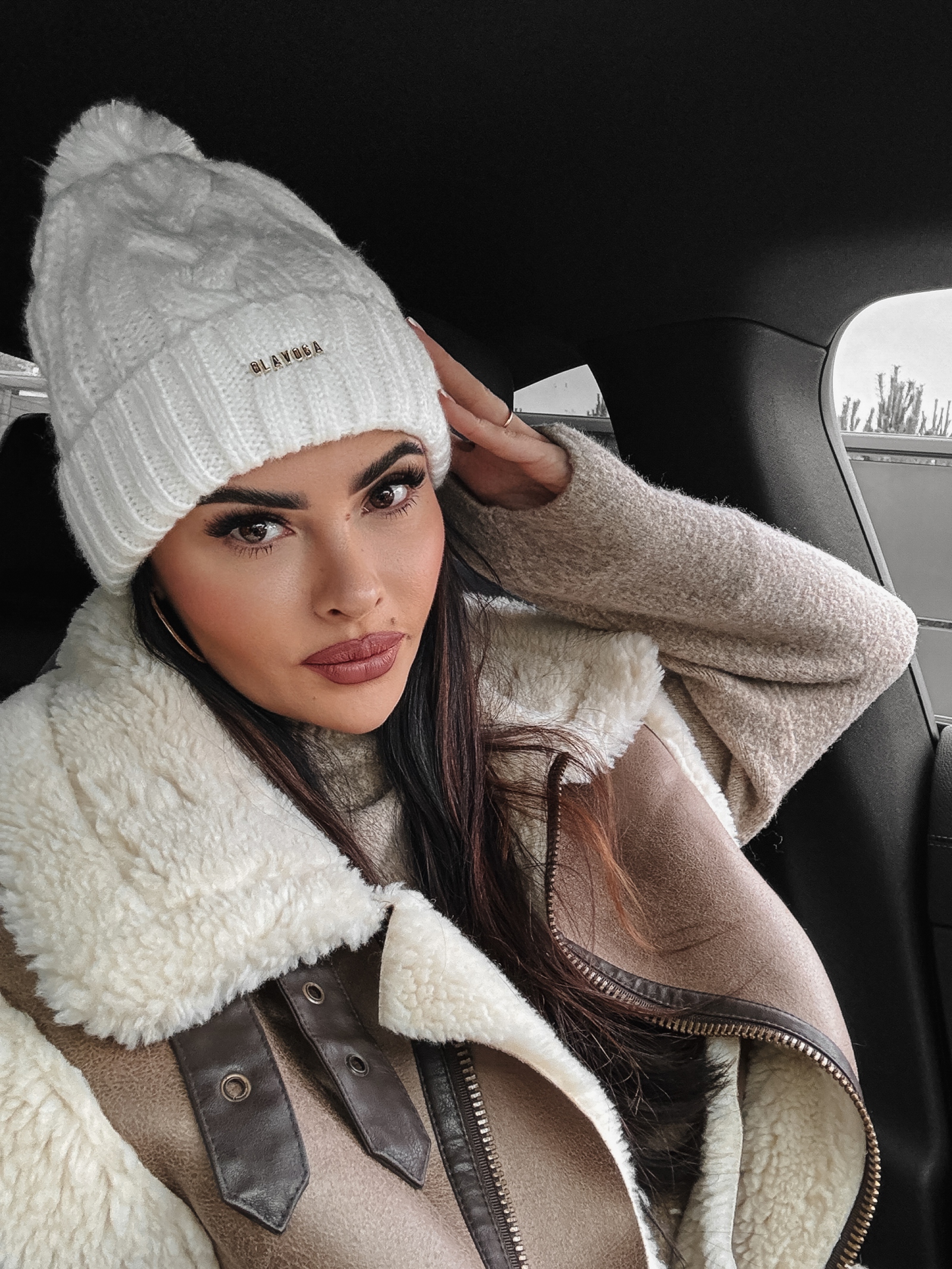 Czapka damska sweterkowa z pomponem Foggia Ola Voga ecru