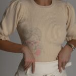 Sweterek z falbanką Dolli beżowy