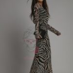 Sukienka maxi z siatki Sewio zebra beżowo-czarna