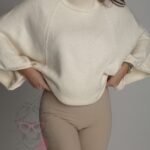 Sweter ponczo z golfem Pers ecru