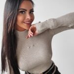 Sweter golf prążkowany RIYA OLAVOGA beżowy