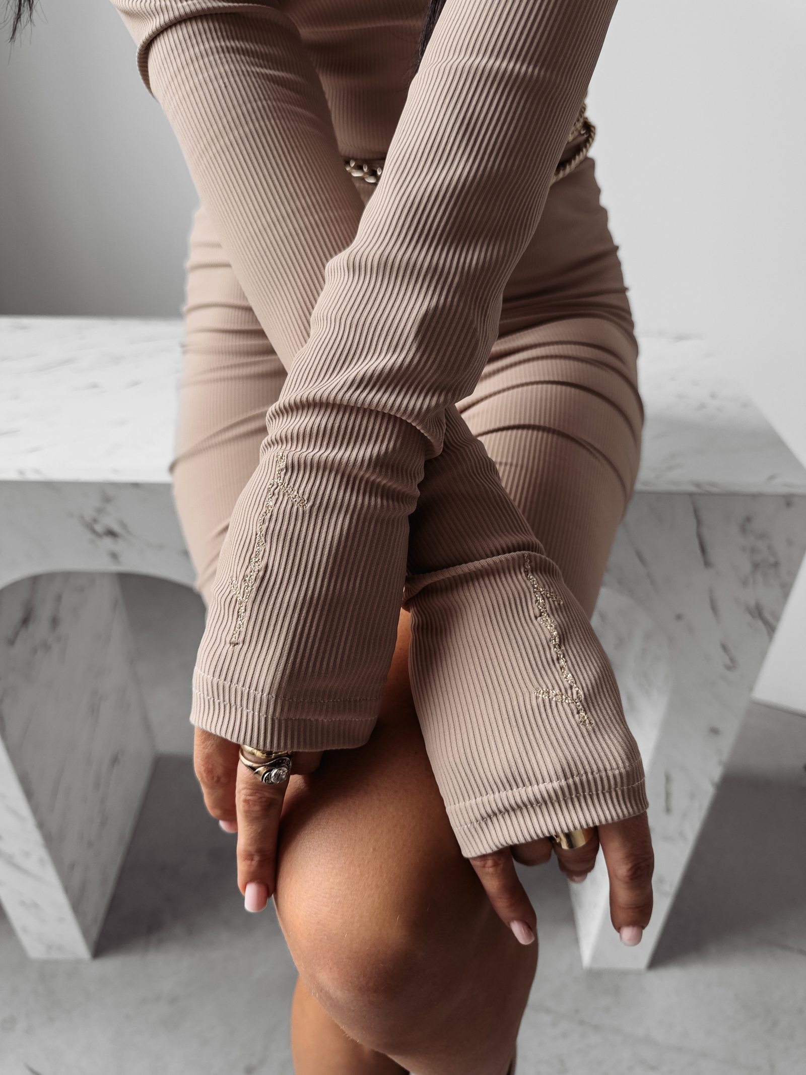 Sukienka dopasowana mini Lucia Ola Voga beżowa