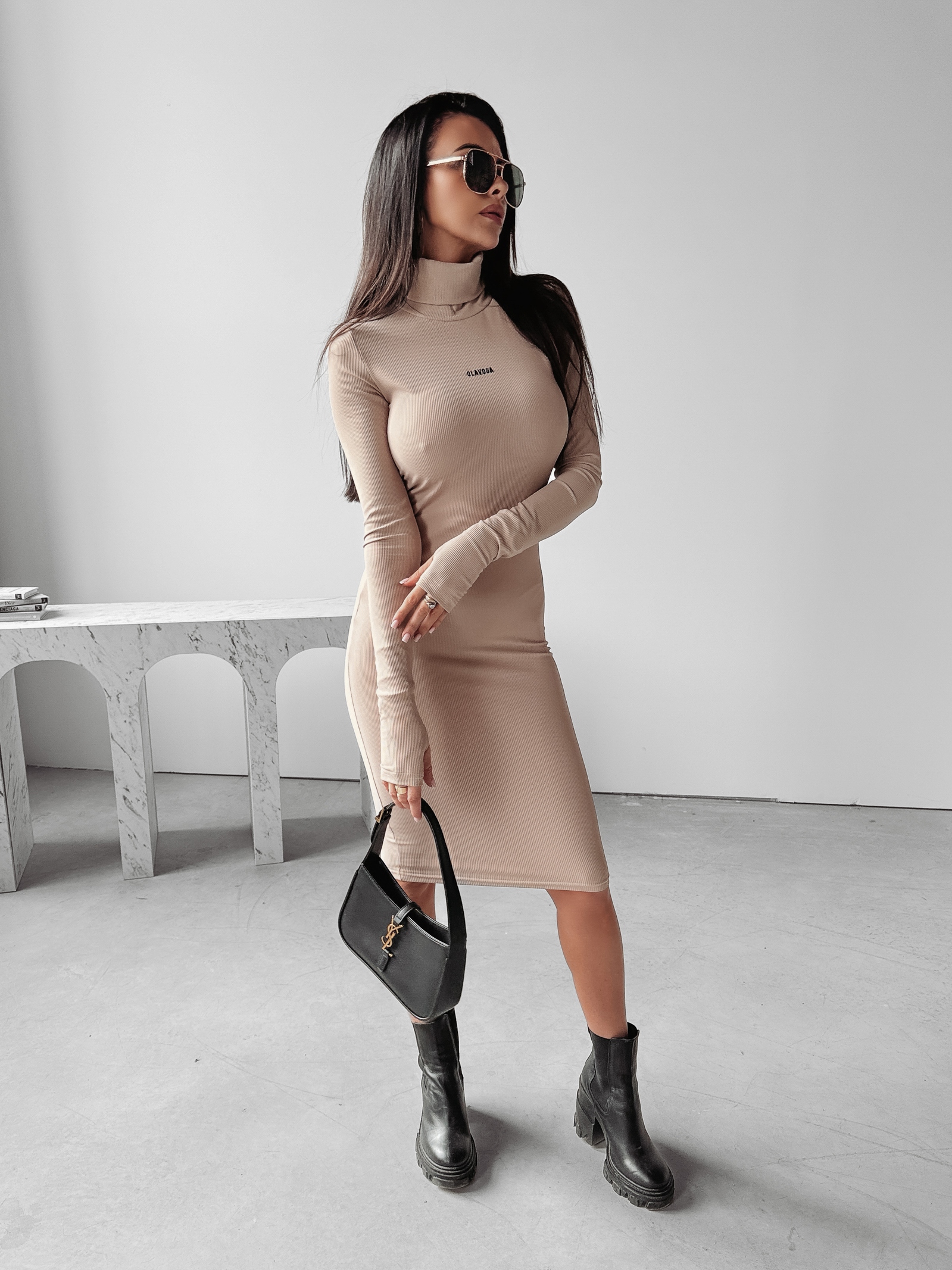 Sukienka z golfem prążkowana MILANI OLAVOGA beżowa