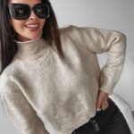 Sweter krótki z golfem Leila Ola Voga beżowy