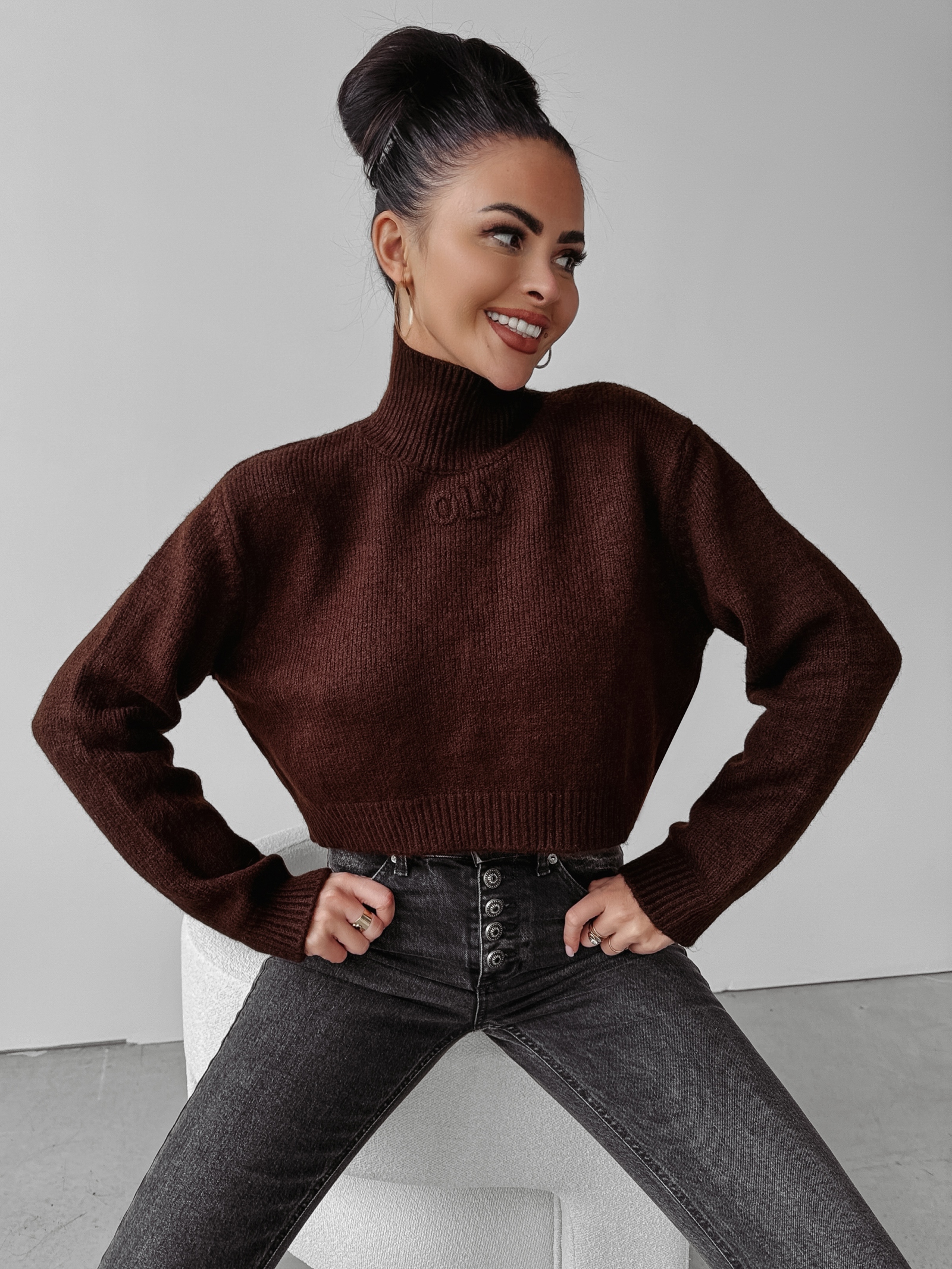 Sweter krótki z golfem LEILA OLAVOGA brązowy Sweter krótki z golfem LEILA OLAVOGA brązowy