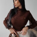 Sweter damski dzianinowy EMMIE OLAVOGA brązowy