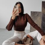 Sweter damski dzianinowy EMMIE OLAVOGA brązowy