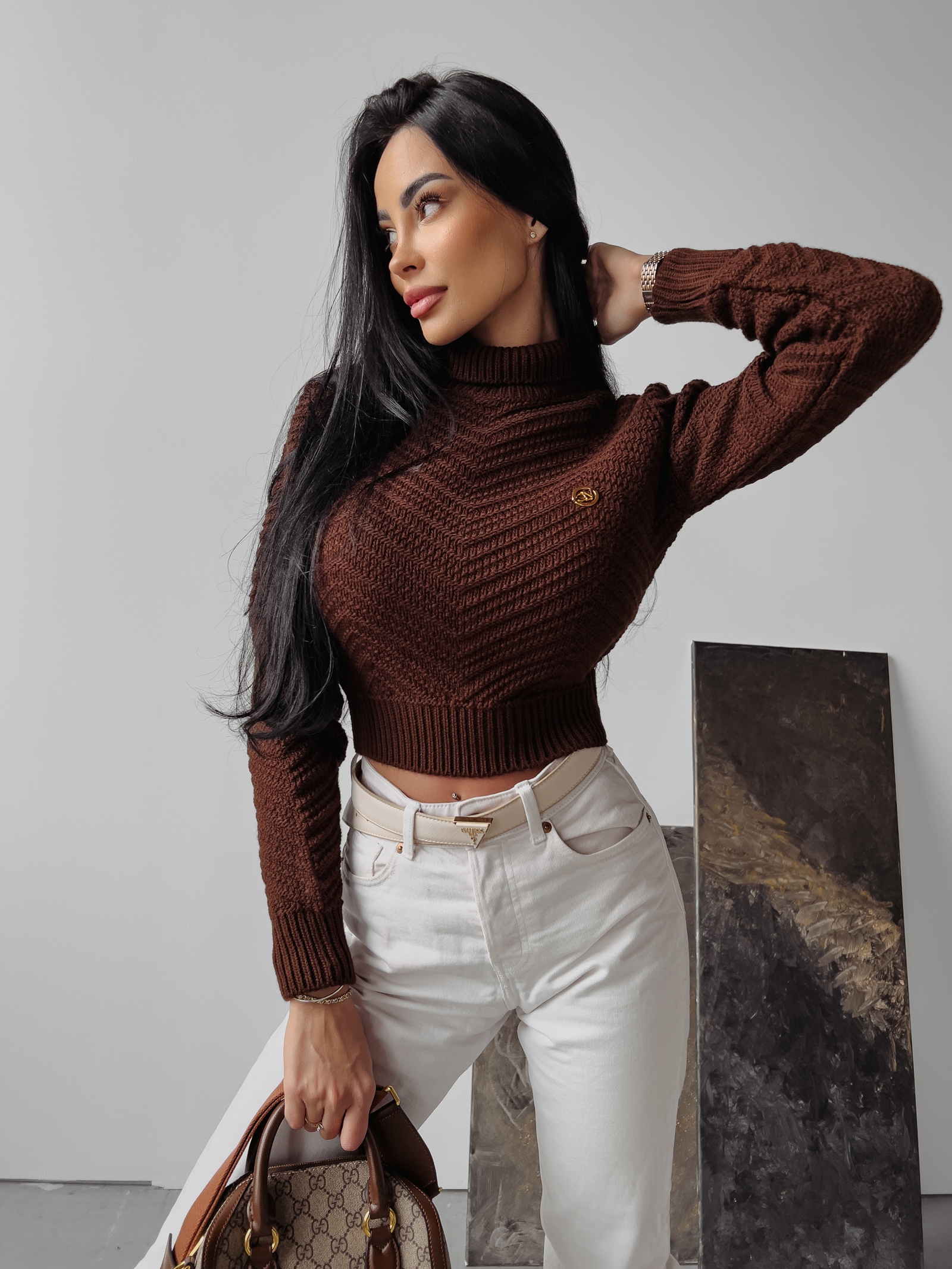 Sweter damski dzianinowy EMMIE OLAVOGA brązowy Sweter damski dzianinowy EMMIE OLAVOGA brązowy