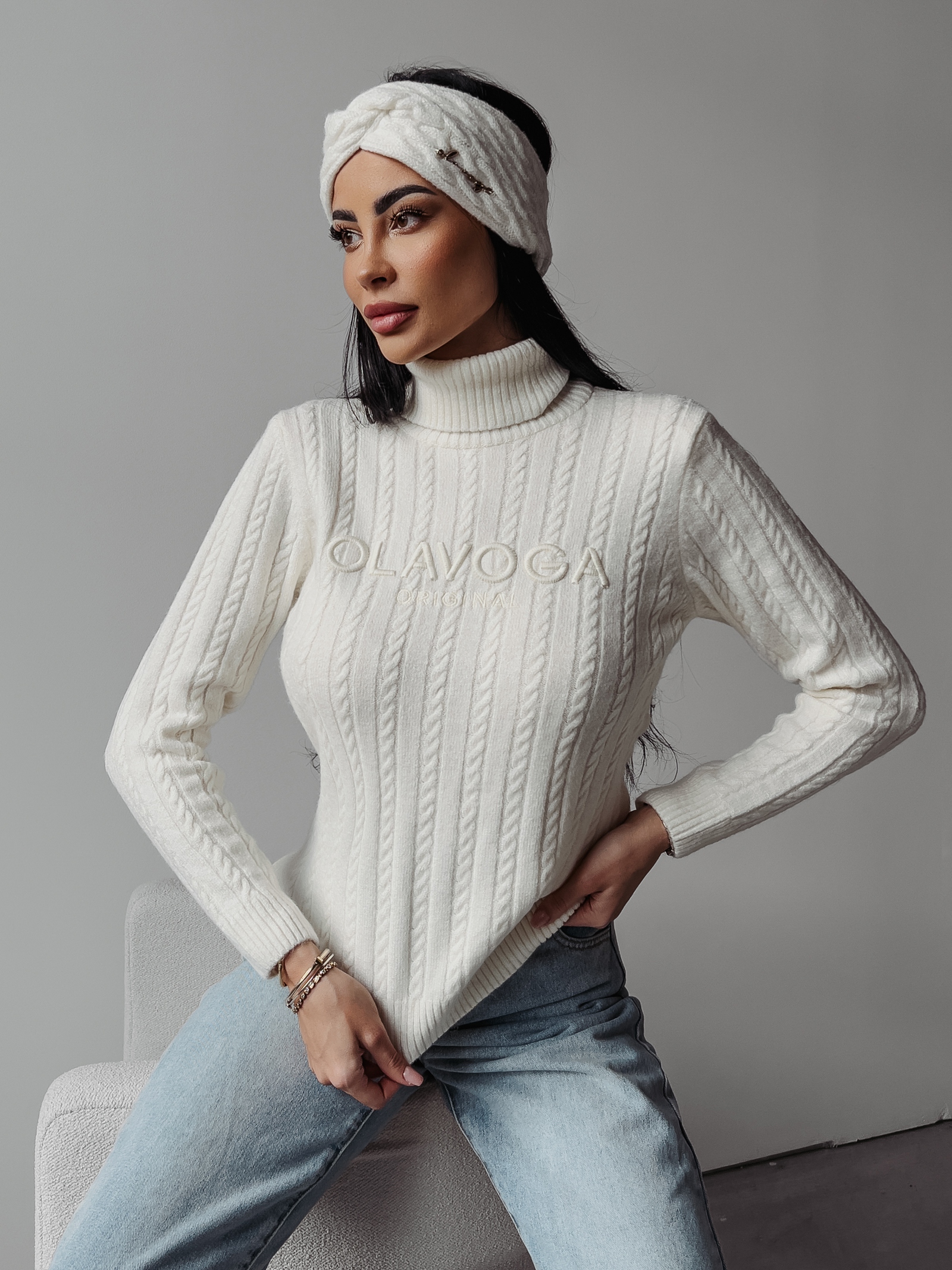 Sweter klasyczny Eveline Ola Voga ecru